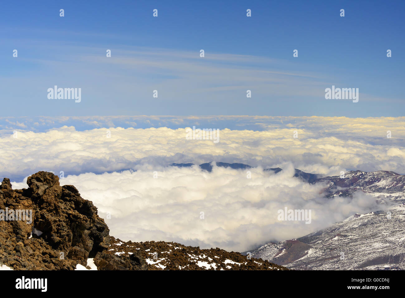 Vulkankrater von Wolken gefüllt Stockfoto