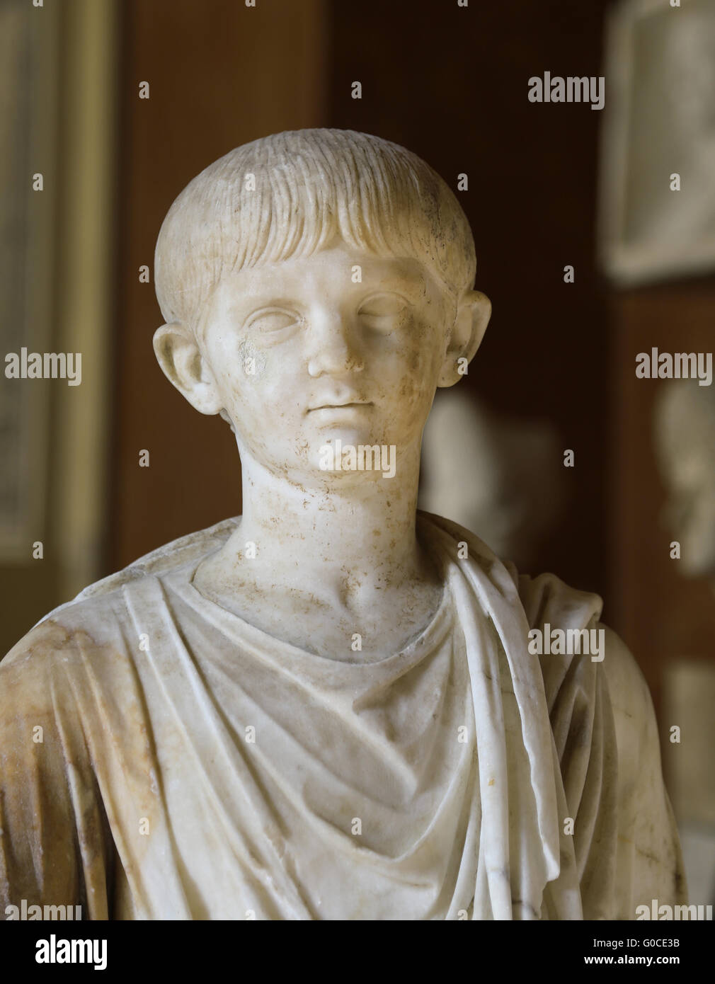 Nero (37 n. Chr. - 68 n. Chr.). Römischer Kaiser von 54-68. Statue des Säuglings Nero in Toga mit Bulla, hält eine Schriftrolle. Ca. 50 n. Chr.. Marmor. Lo Stockfoto