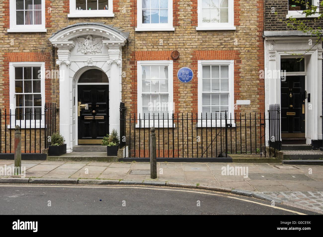 Blaue Plakette zu Dorothy L. Sayers (1893-1957) errichtet im Jahr 2000 von English Heritage bei 24 großen James Street, Holborn, London, WC1N, Großbritannien Stockfoto