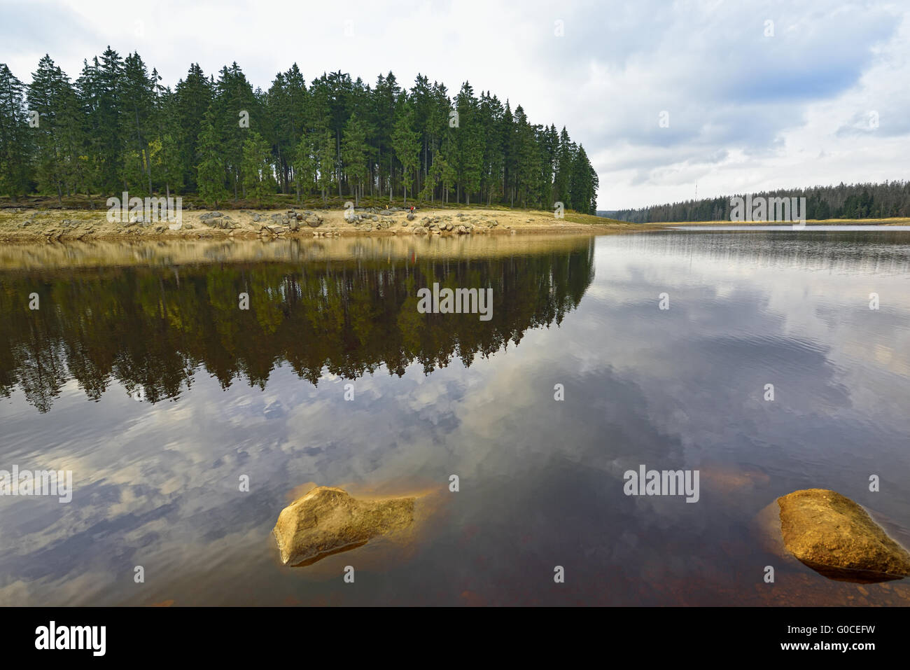 Goldenen Sonnenstrahl durchscheinen der Oderteich im Harz Stockfoto