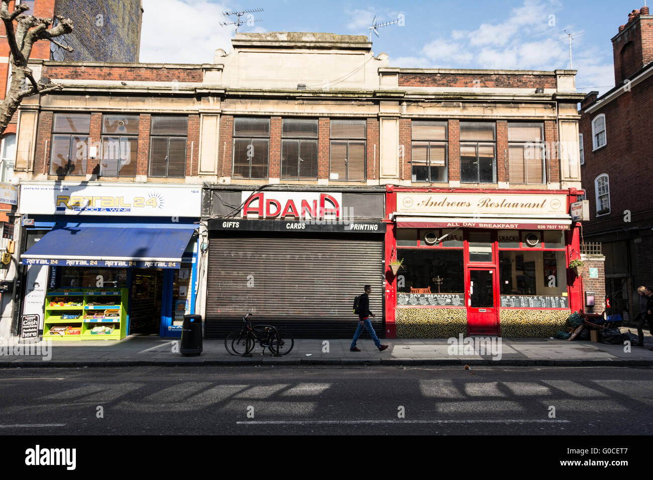 Eine Reihe von sonnenbeschienenen viktorianischen Geschäfte auf Grays Inn Road in central London, UK Stockfoto