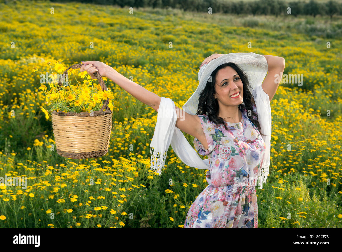 Porträt von einem glücklichen Mädchen in einem Feld von gelben Margeriten Stockfoto