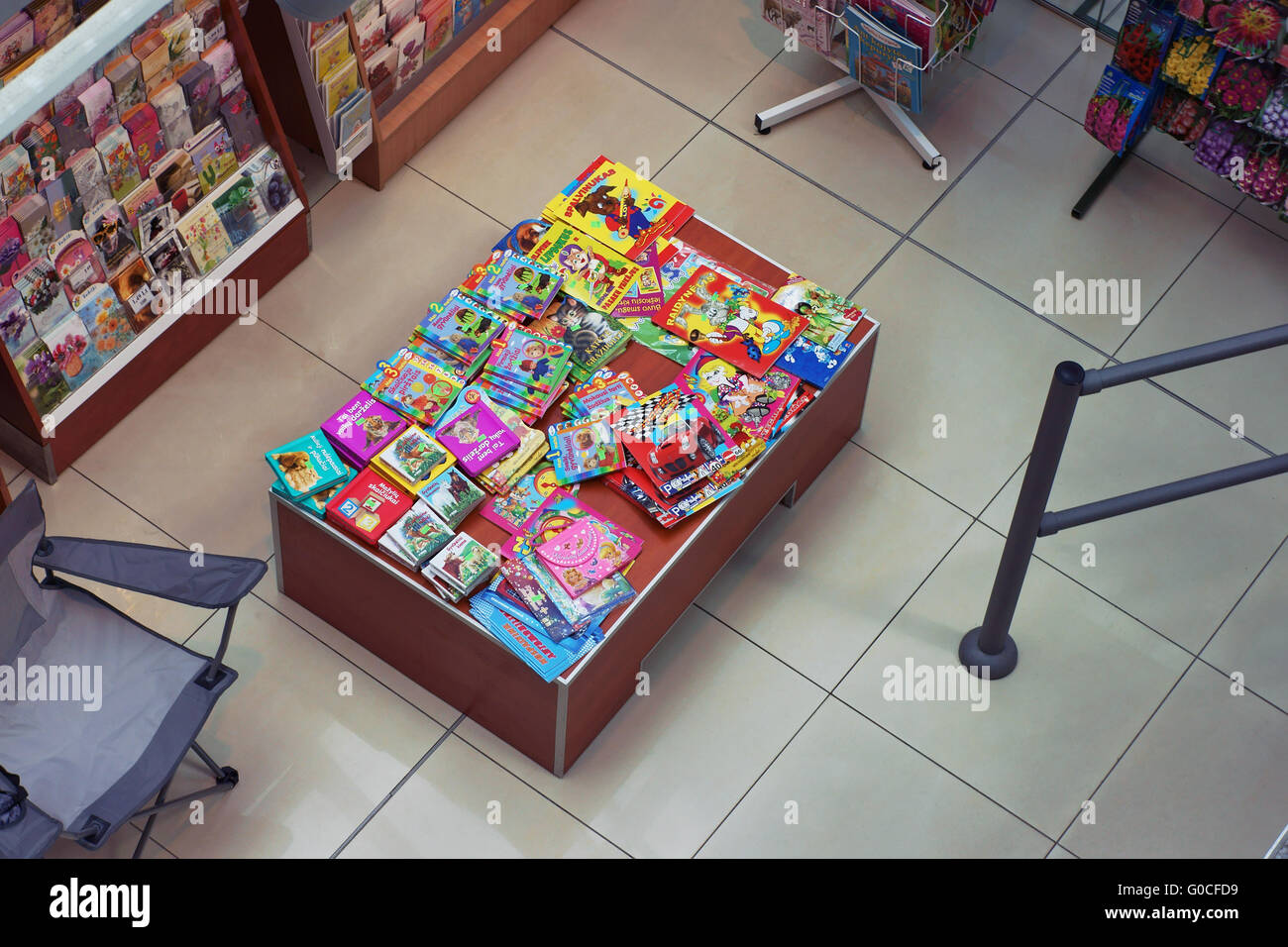 Verkauf von Kinderbüchern im Supermarkt. Ansicht von oben Stockfoto