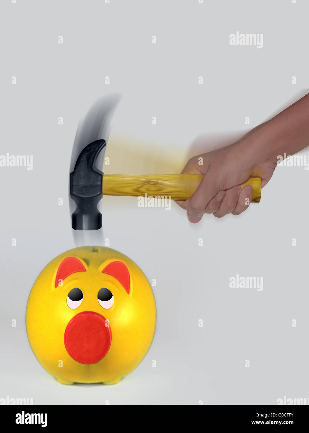Hammer schlagen ein Sparschwein mit Motion blur Stockfoto