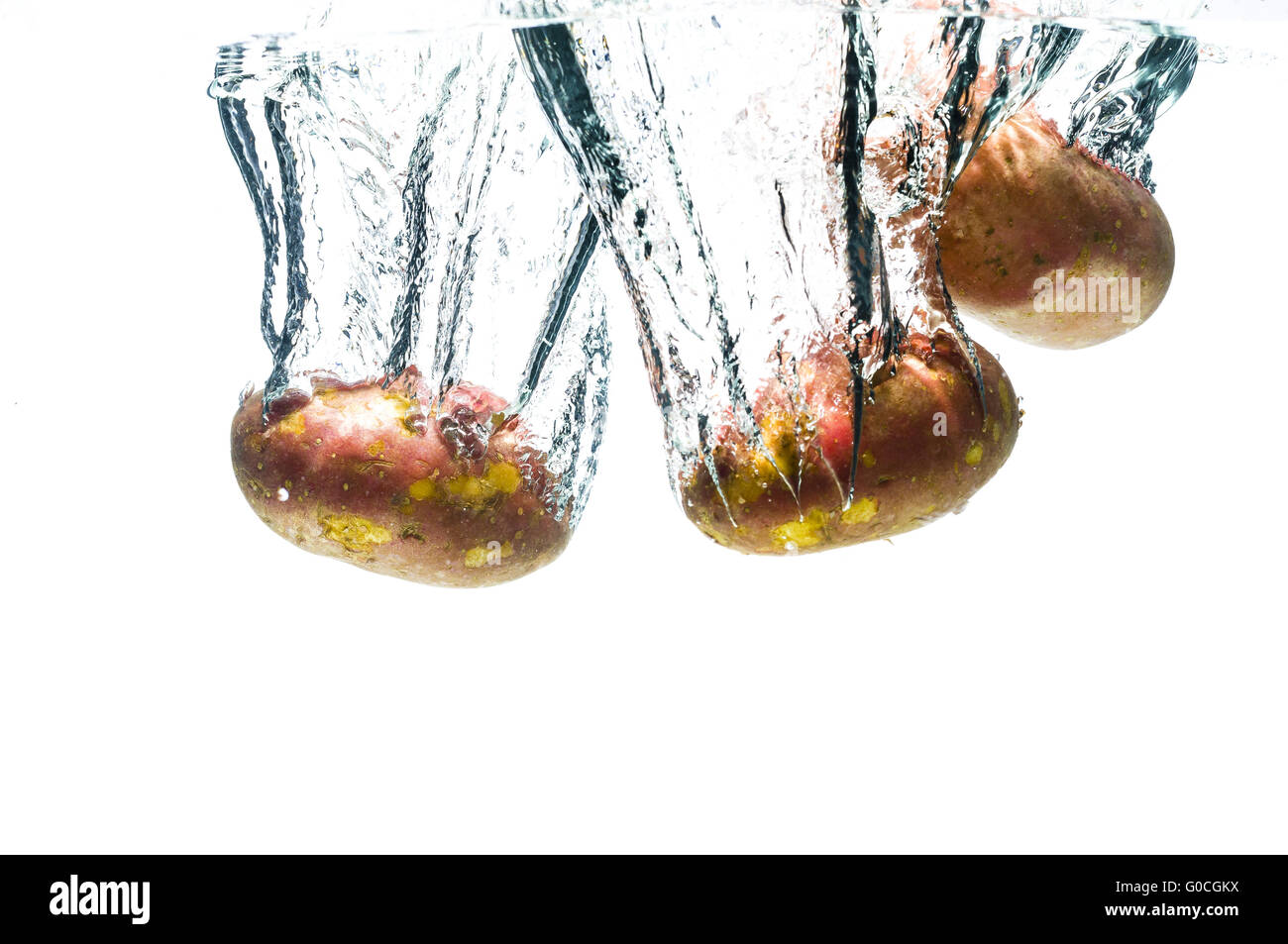 Kartoffeln fallen tief unter Wasser Stockfoto