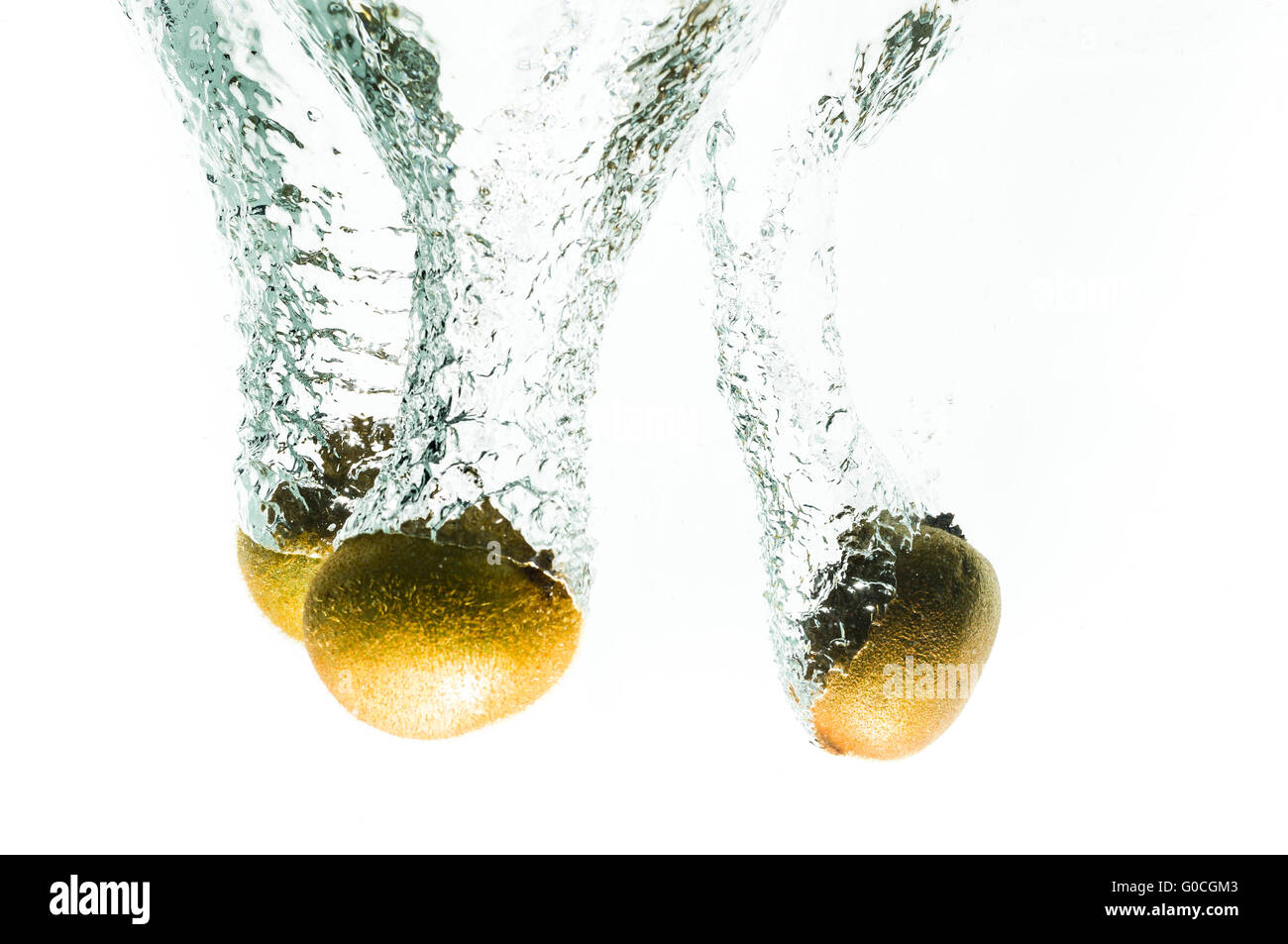 Kiwi-Früchte fallen tief unter Wasser Stockfoto