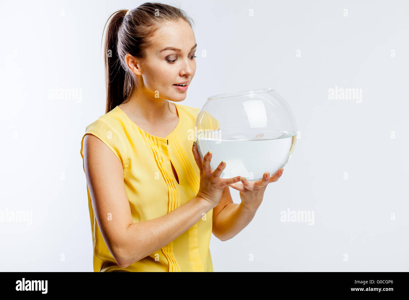 Mädchen mit einem aquarium Stockfoto