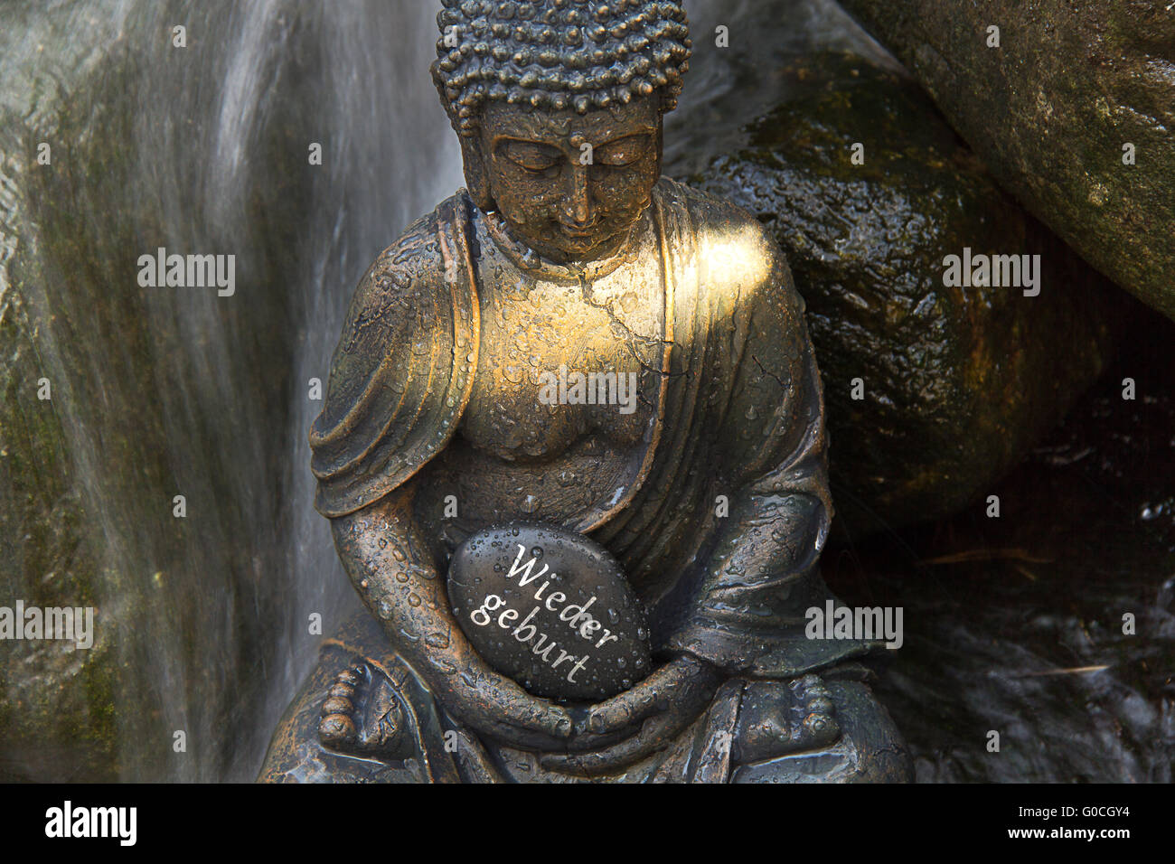 Buddha-Statue mit dem Wort "Wiedergeburt" Stockfoto