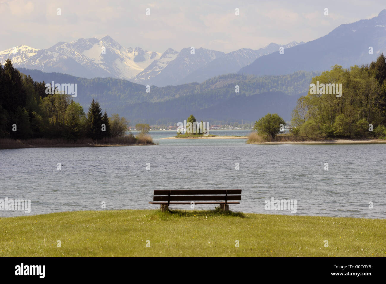 Panorama auf See und Alpen Berge in Bayern Stockfoto
