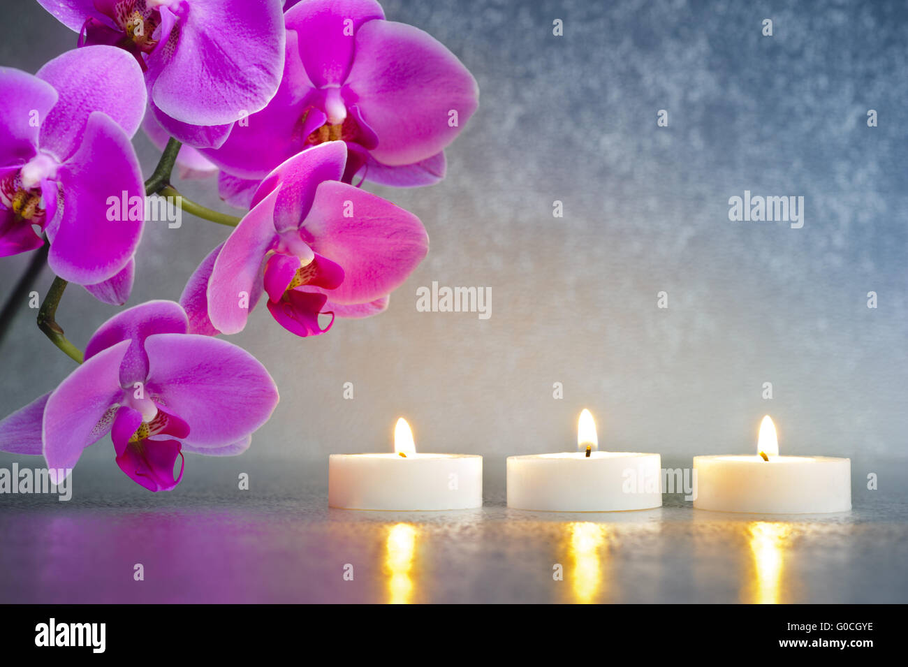 Zen und Spa mit Kerzenlicht und Orchidee Blume Stockfoto