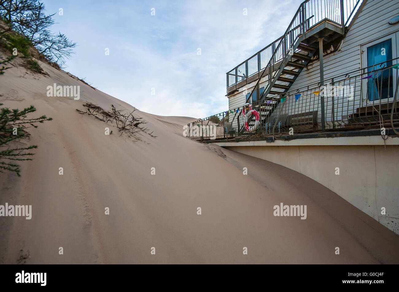 Haus verschlungen Sand. Camber Sands ist der Strand im Dorf Sturz (in der Nähe von Rye), East Sussex, England. Es ist das einzige Sand dune System im E Sussex Stockfoto