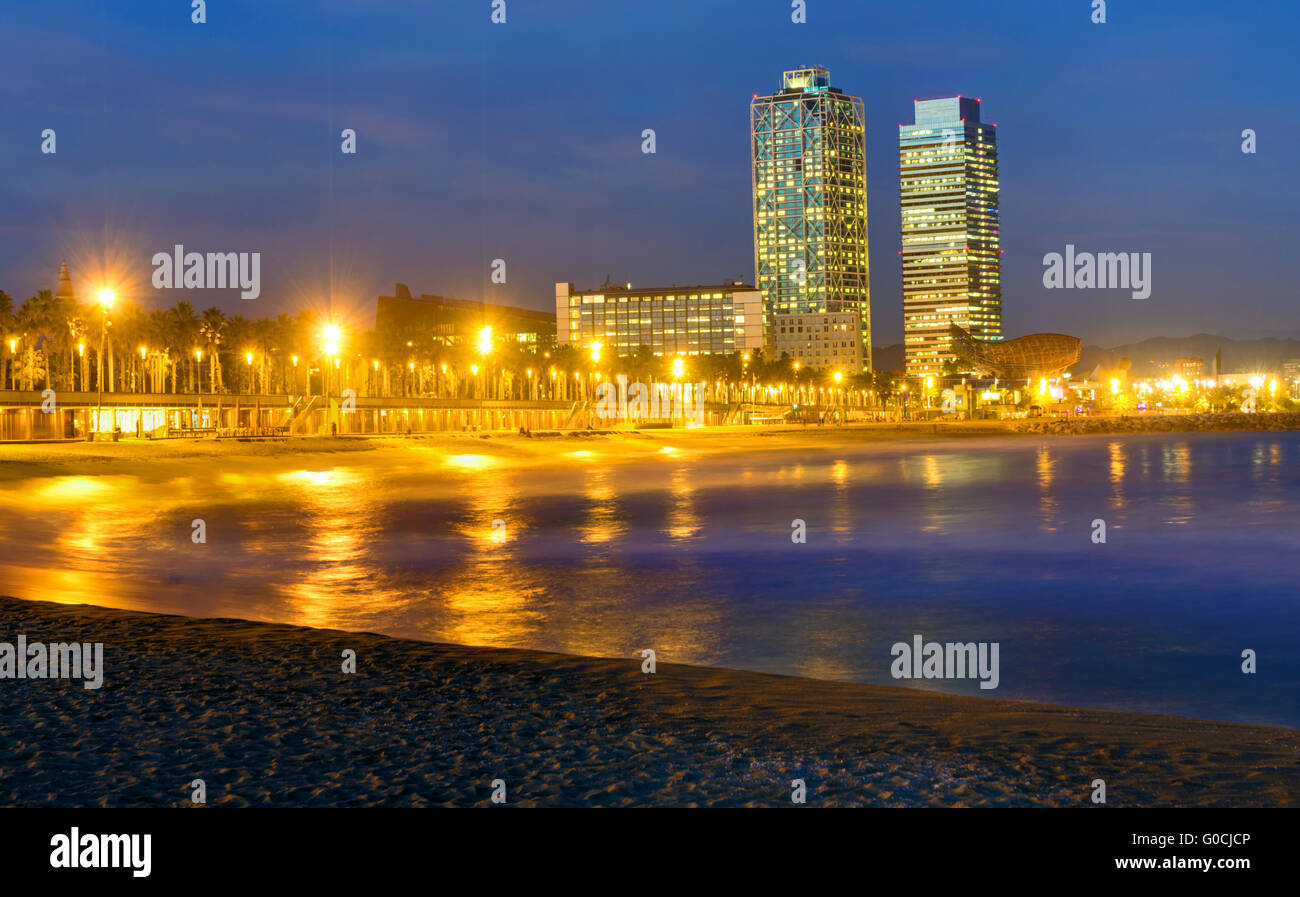 Strand in Barcelona bei Nacht Stockfoto