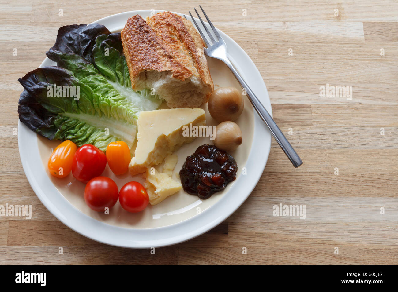 Traditionelle englische Ploughmans Mittagessen bestehend aus Brot, Käse und Gurke Stockfoto