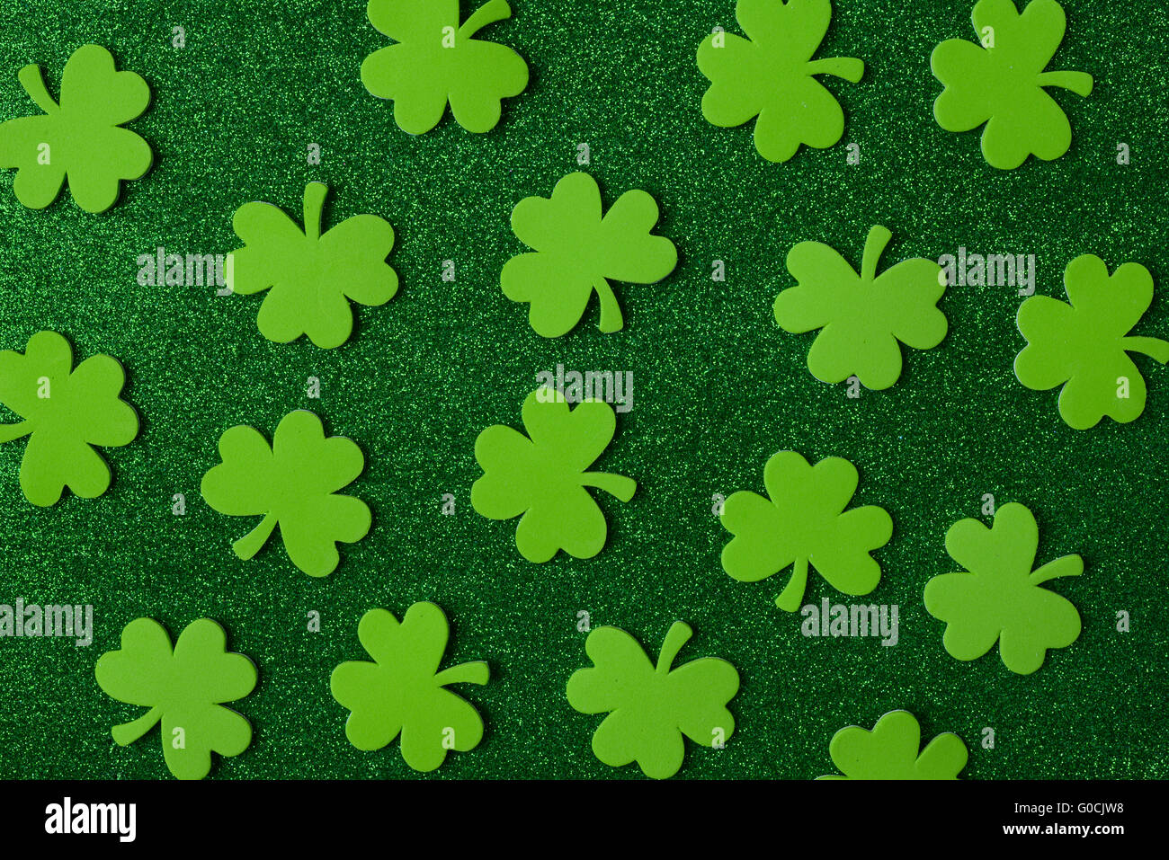 Grüne Kleeblätter oder Kleeblätter auf grünem Hintergrund Hintergrund für St. Patricks Day Holiday Stockfoto
