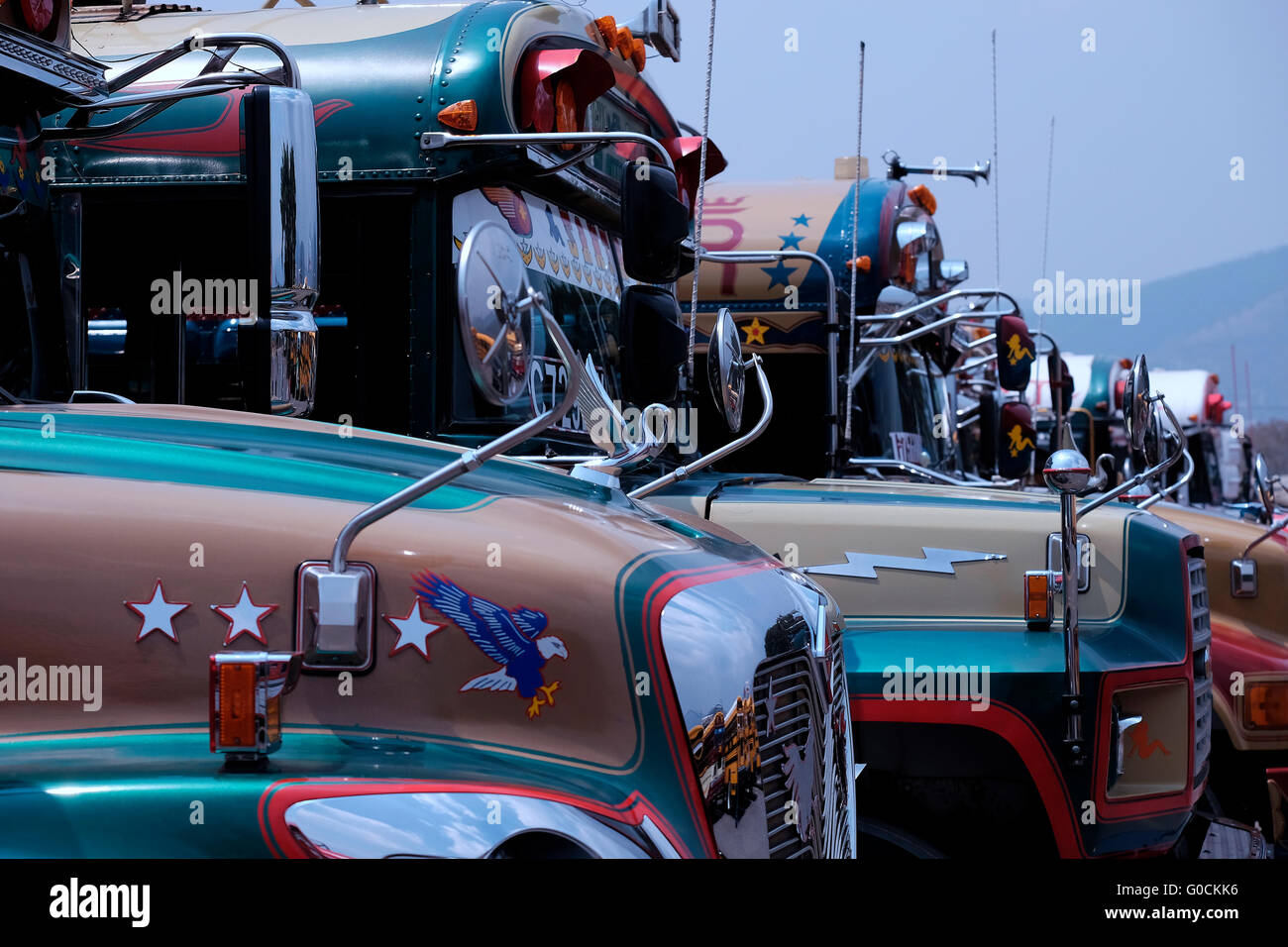 Die sagenumwobenen Huhn Busse, die eine umgangssprachliche englische Bezeichnung für ein buntes, ist geändert und Bus in der Busbahnhof in Antigua eine Stadt im zentralen Hochland von Guatemala Zentralamerika dekoriert Stockfoto