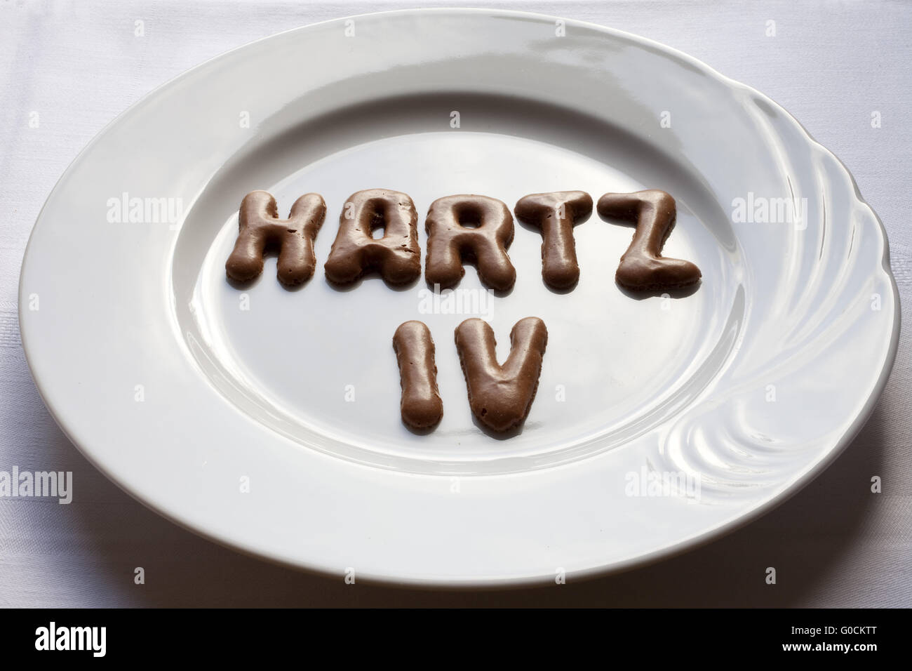 Buchstaben, das Wort Hartz IV auf einer Platte Stockfoto