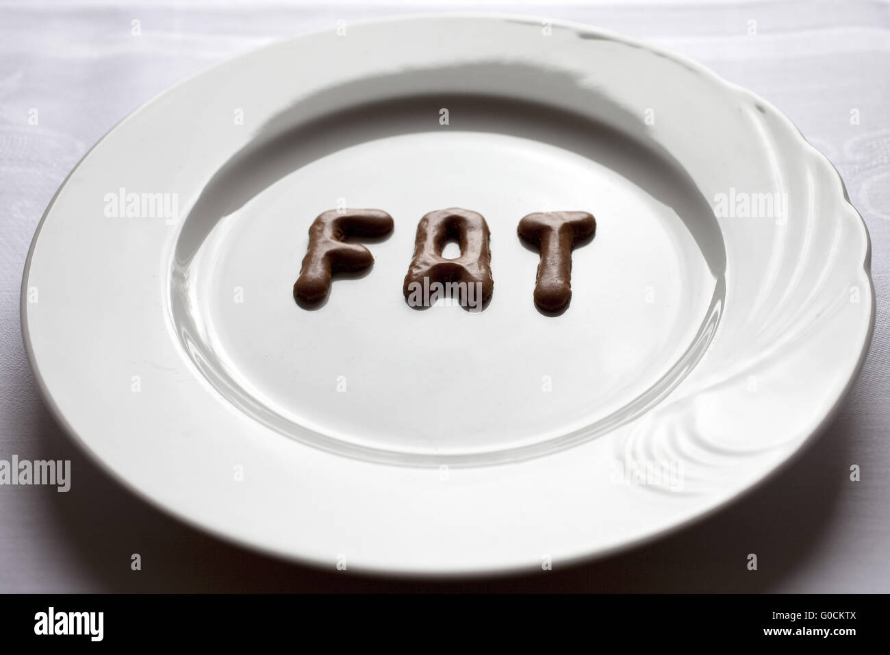 Buchstaben, das Wort Fett auf einem Teller Stockfoto