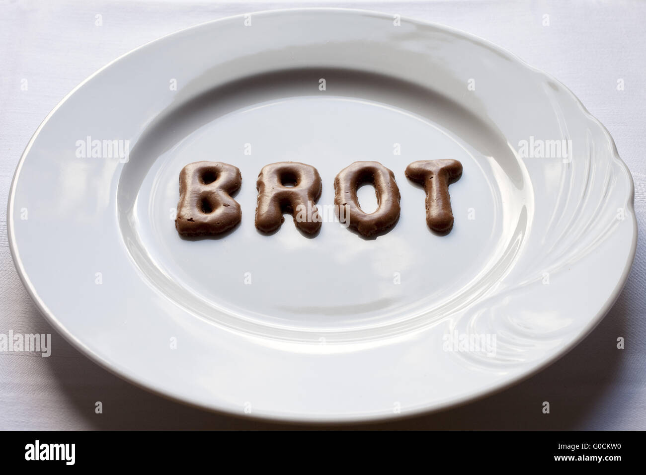 Buchstaben, das Wort Brot auf einem Teller Stockfoto