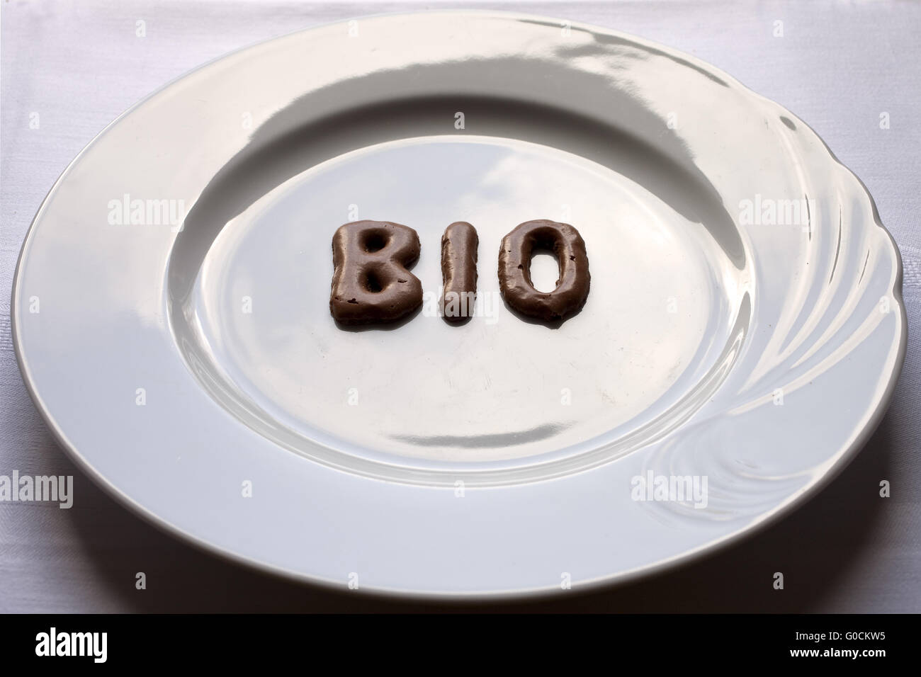 Buchstaben, das Wort Bio auf einem Teller Stockfoto