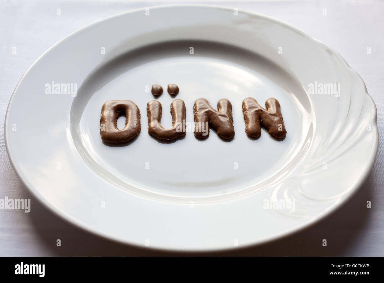 Buchstaben, das Wort Duenn auf einem Teller Stockfoto
