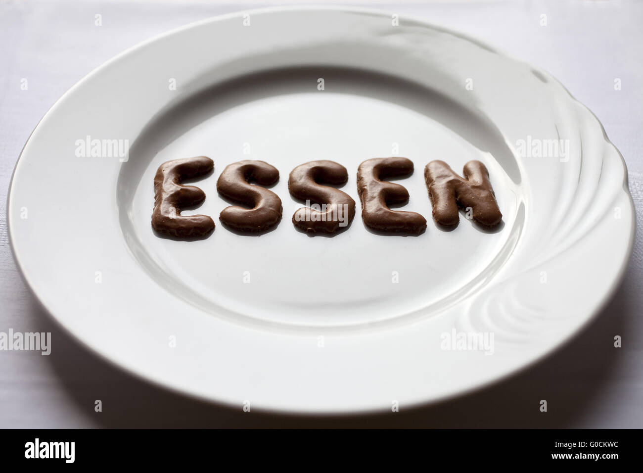 Buchstaben, das Wort Essen auf einem Teller Stockfoto