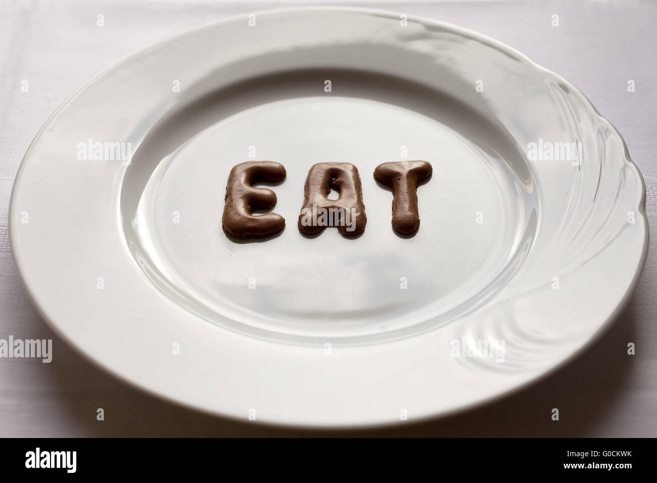 Buchstaben, das Wort Essen auf einem Teller Stockfoto