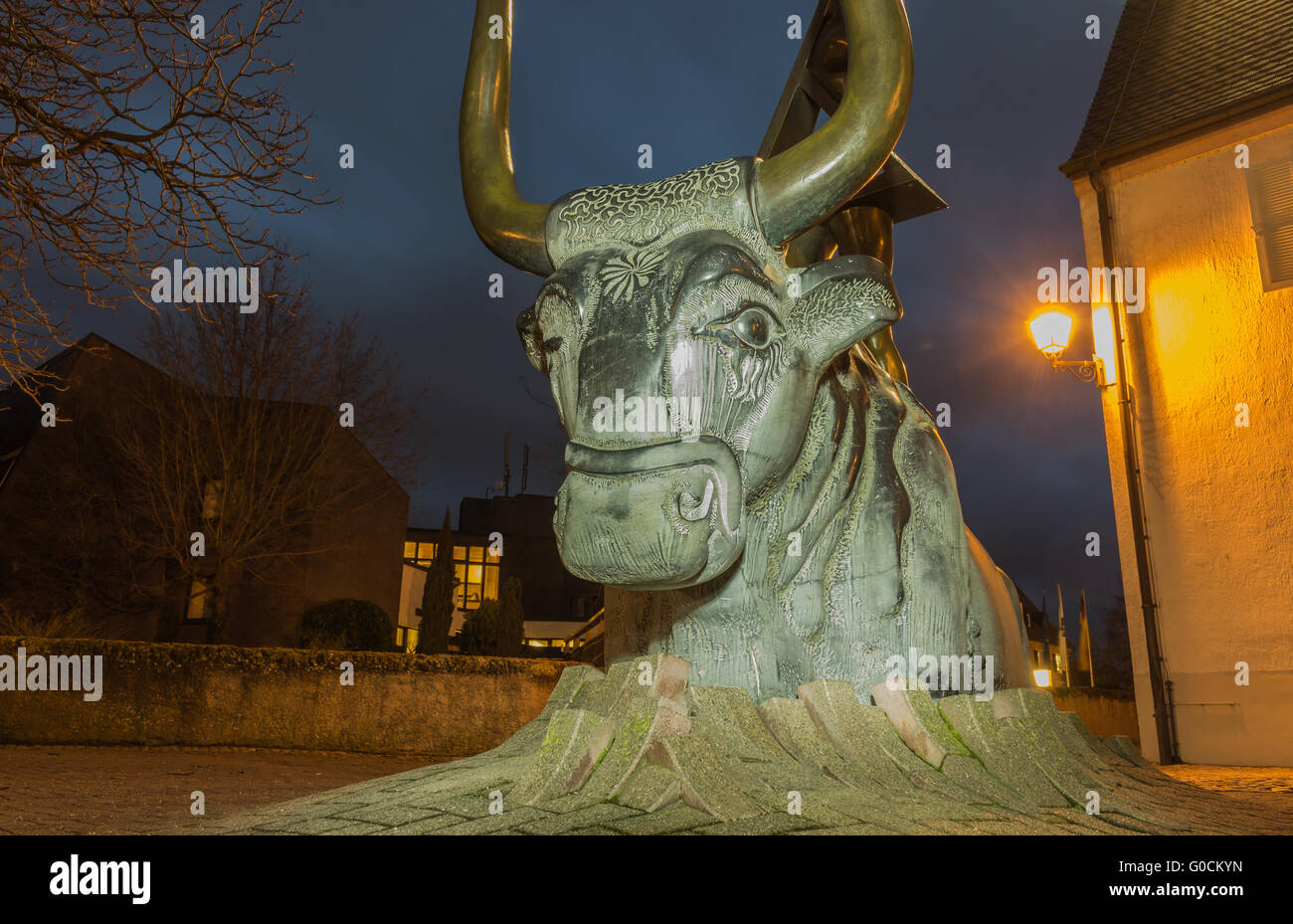 Ein Stier explodiert durch Ziegel in Breisach am Rhein Stockfoto