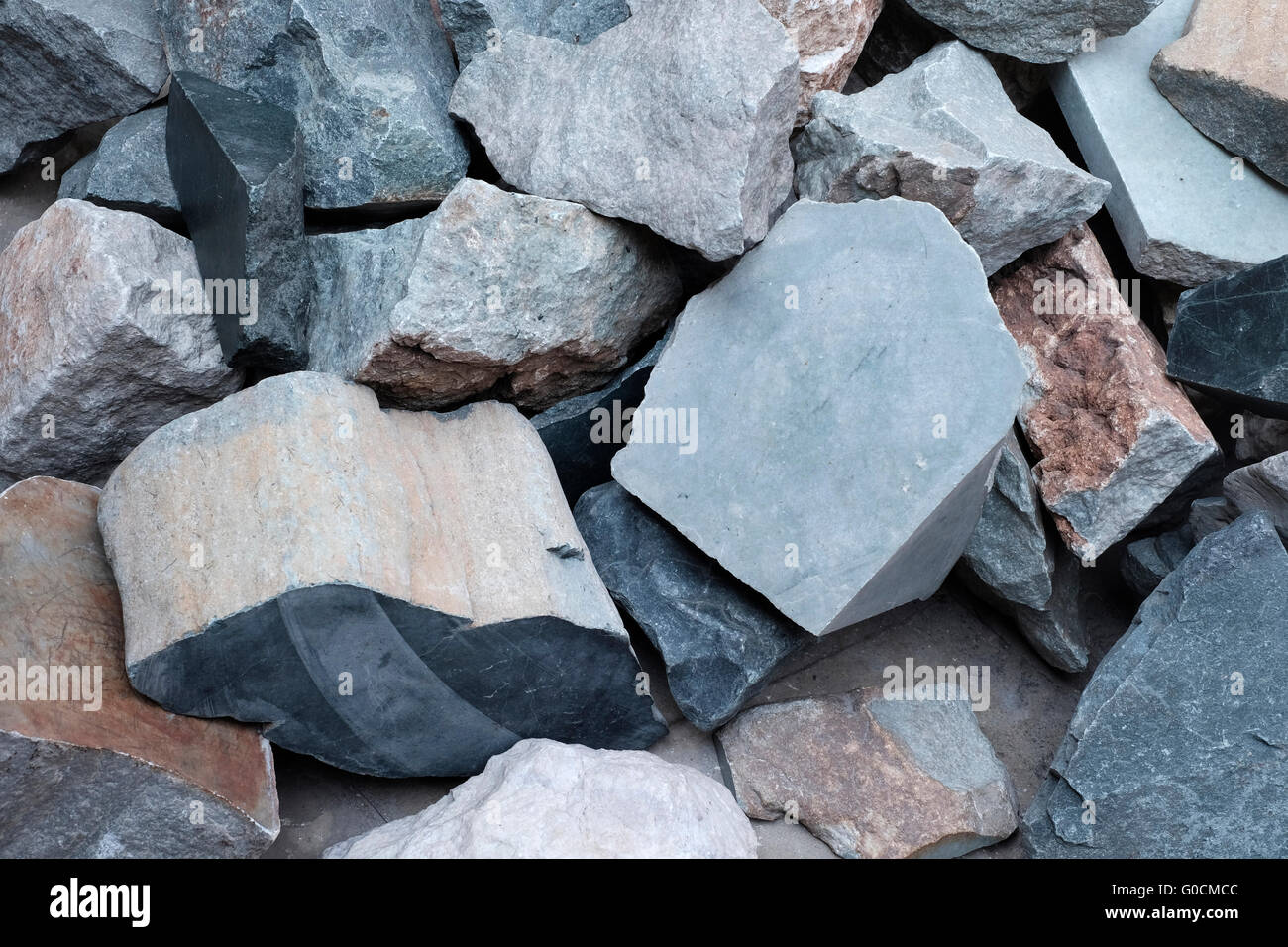 Stapel von "Olmeken blau" Jadite Mineral, das zeichnet sich durch seine tief blau-grün, durchscheinende Farbe mit weißen Marmorierung auf einem Jadite Workshop in Antigua Guatemala. In der Vergangenheit, die Birma die Krone für die weltweit besten Jadeit gehalten hat, wird heute Guatemala schnell die führende Quelle für Klasse A Jadeit. Stockfoto