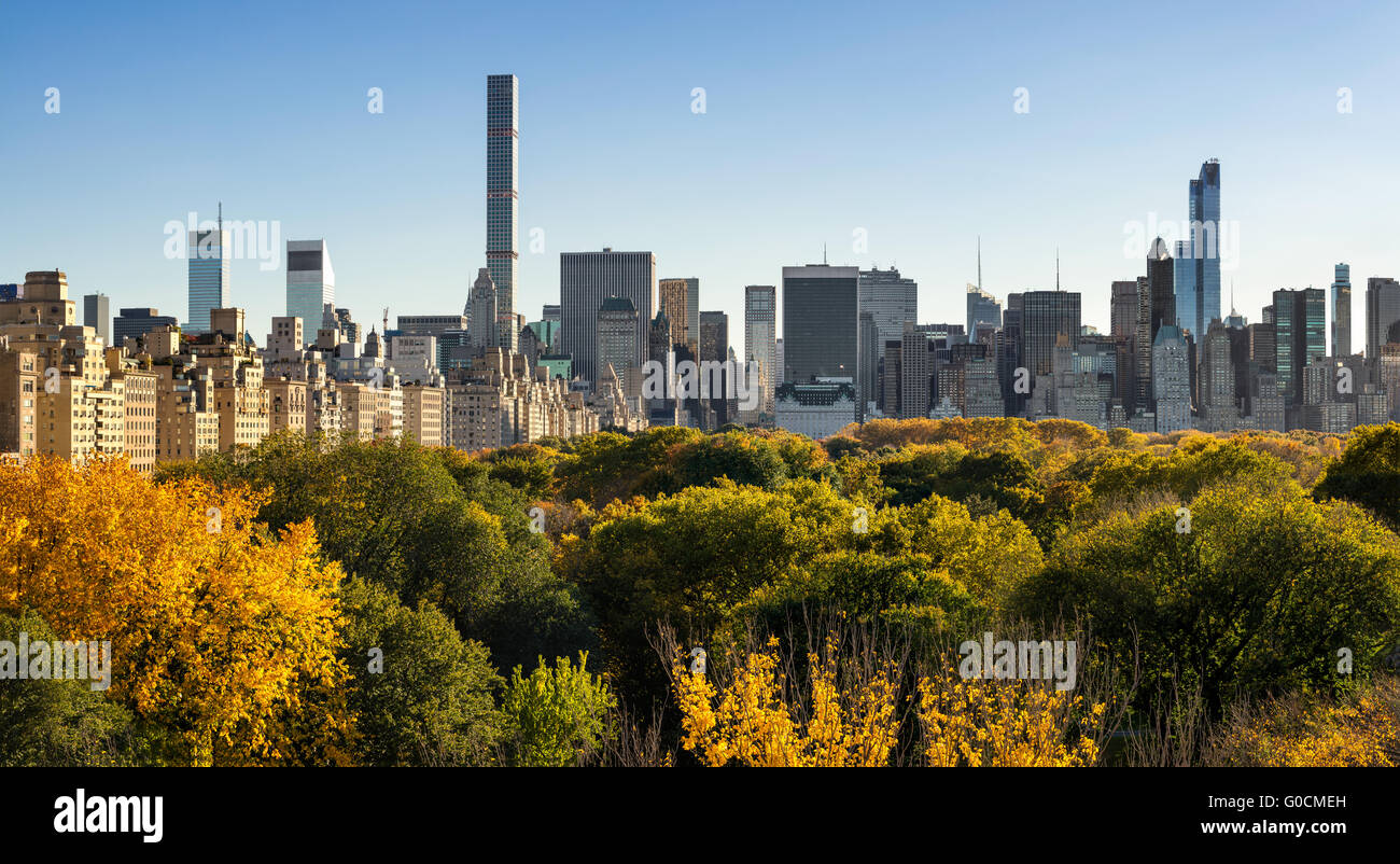 Fallen Sie im Central Park mit Midtown und Central Park South Wolkenkratzer mit Hochhäusern der Upper East Side. New York City Stockfoto