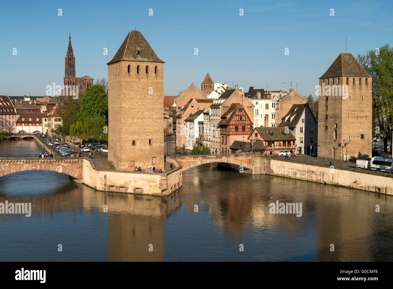 Türme der mittelalterlichen Brücke Ponts Couverts und Fluss Ill in Straßburg, Elsass, Frankreich Stockfoto