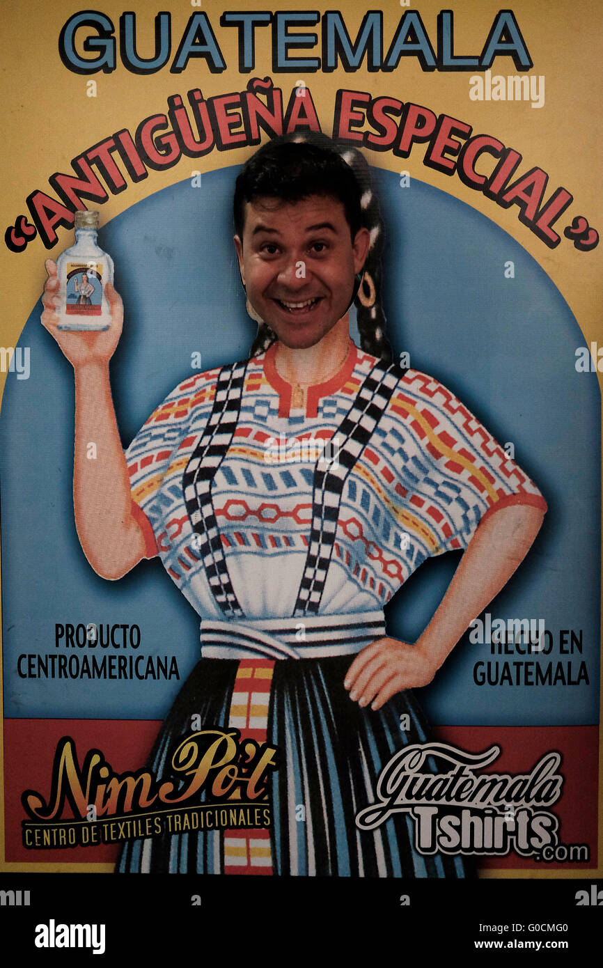 Ein Mann er seinen Kopf durch ein Gesicht-Ausschnitt-Brett Darstellung eine lokale Anzeige in Antigua eine Stadt im zentralen Hochland von Guatemala Zentralamerika Stockfoto