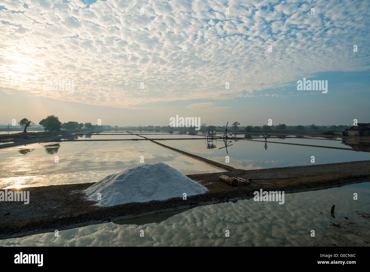 Sonnenaufgang am Morgen schön cloud-Bildung im Bereich Salz oder Salz Bauernhof in Sidoarjo, Indonesien. Stockfoto