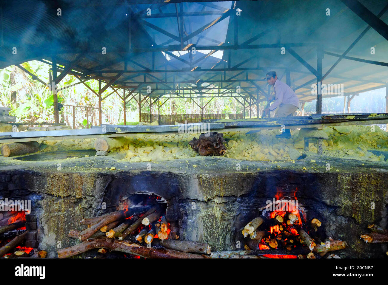 Tägliche Aktivität innerhalb der traditionellen Schwefel-Fabrik in Ijen, Indonesien. Schwefel ist eine saure vulkanische mit gelber Farbe. Stockfoto
