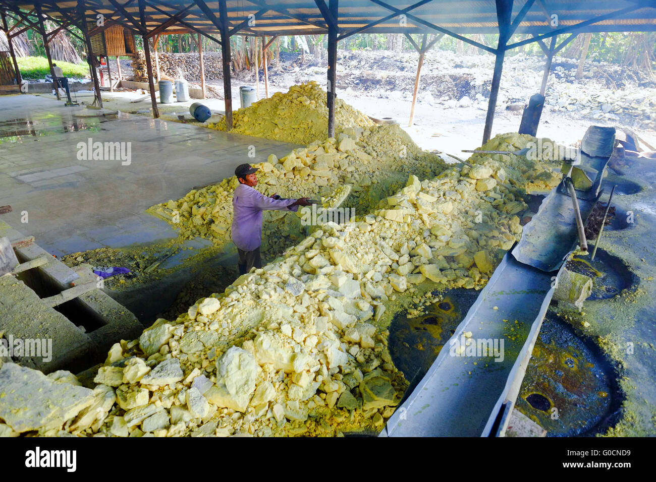 Tägliche Aktivität innerhalb der traditionellen Schwefel-Fabrik in Ijen, Indonesien. Schwefel ist eine saure vulkanische mit gelber Farbe. Stockfoto