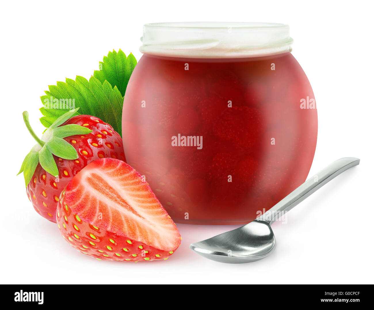 Isolierte Erdbeer-Marmelade. Schneiden Sie Erdbeeren Früchte und offene Marmeladenglas, isoliert auf weißem Hintergrund mit Beschneidungspfad Stockfoto