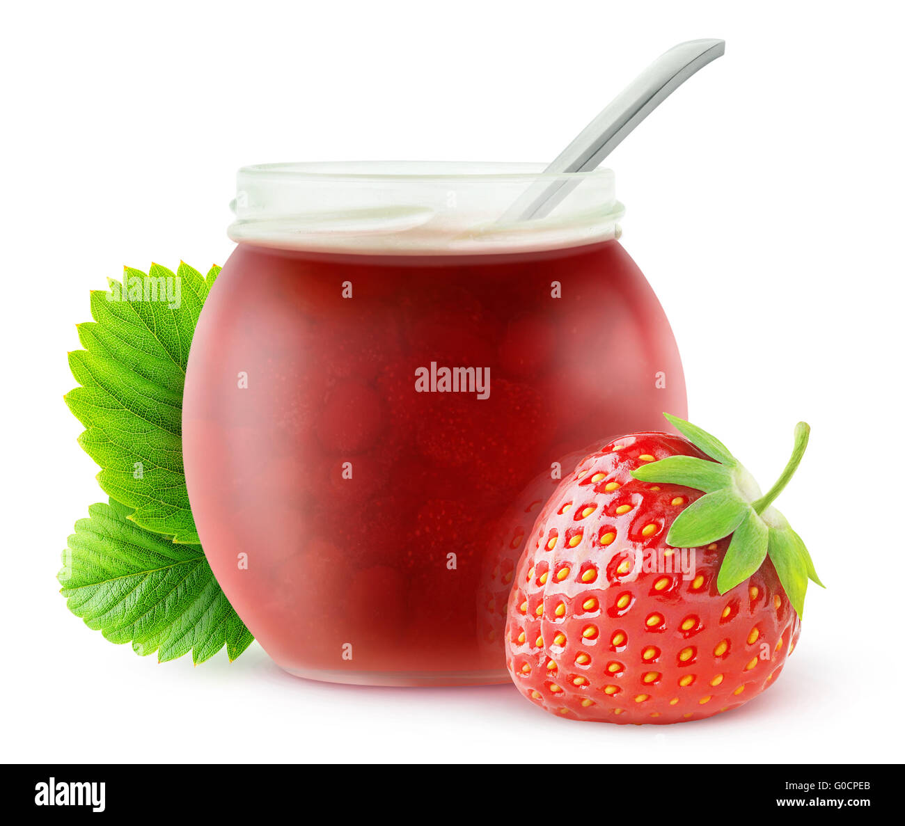Isolierte Erdbeermarmelade. Erdbeere Frucht und offenen Glas jar mit Marmelade, isoliert auf weißem Hintergrund mit Beschneidungspfad Stockfoto