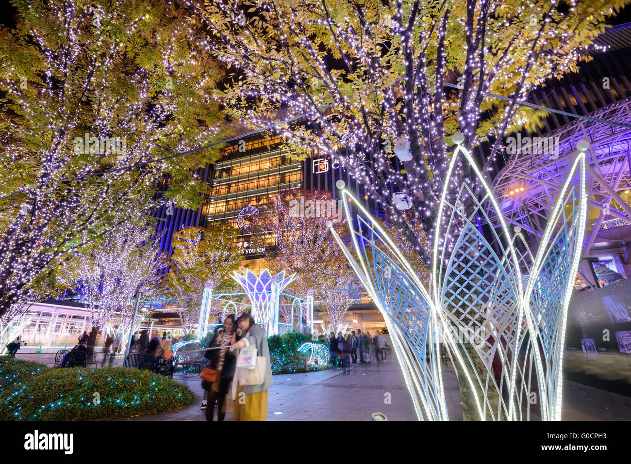 FUKUOKA, JAPAN - 5. Dezember 2015: Massen an Hakata Station während der Ferienzeit. Stockfoto