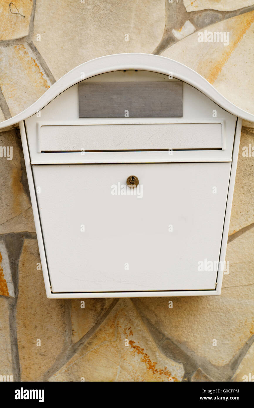 Foto von einer weißen Briefkasten an der Wand Stockfoto