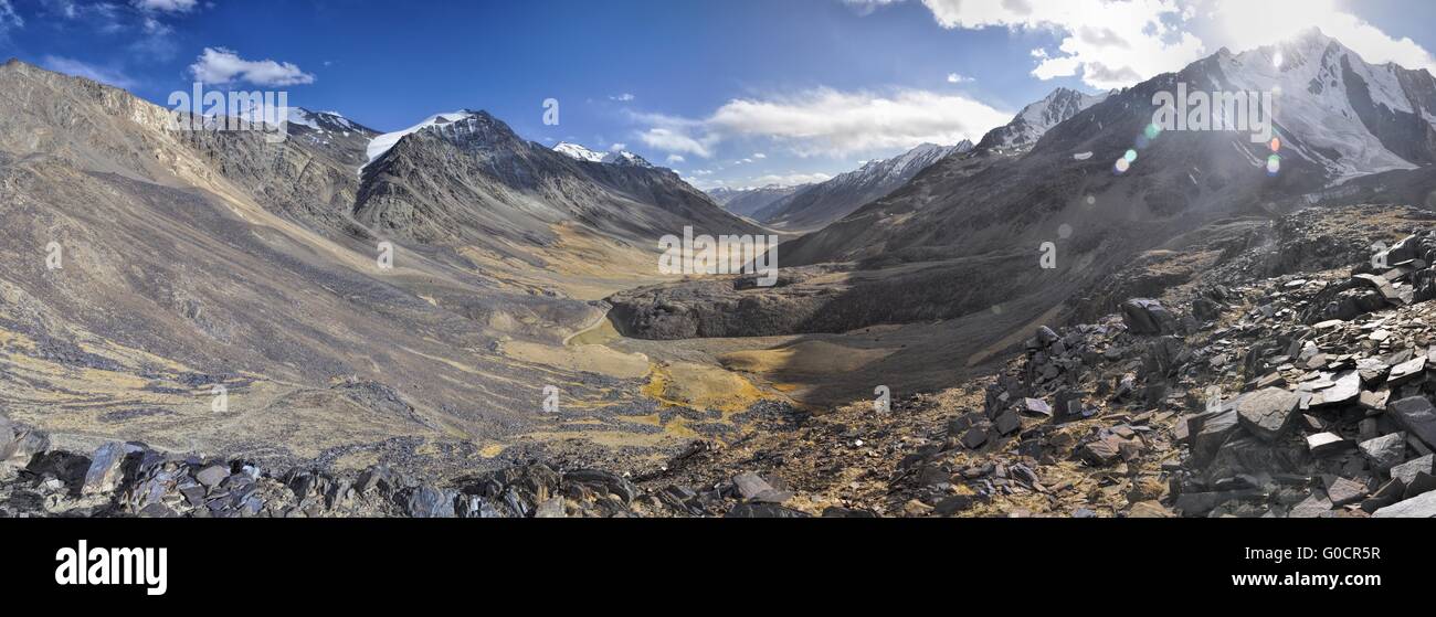 Malerische Panorama der kalten trockenen Landschaft in Tadschikistan an sonnigen Tag Stockfoto