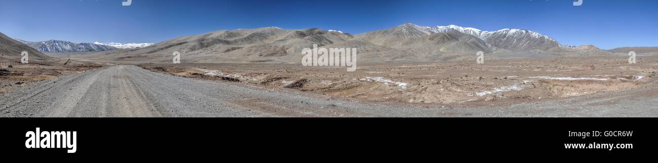 Malerische Panorama der Straße durch trockene Landschaft in Tadschikistan Stockfoto