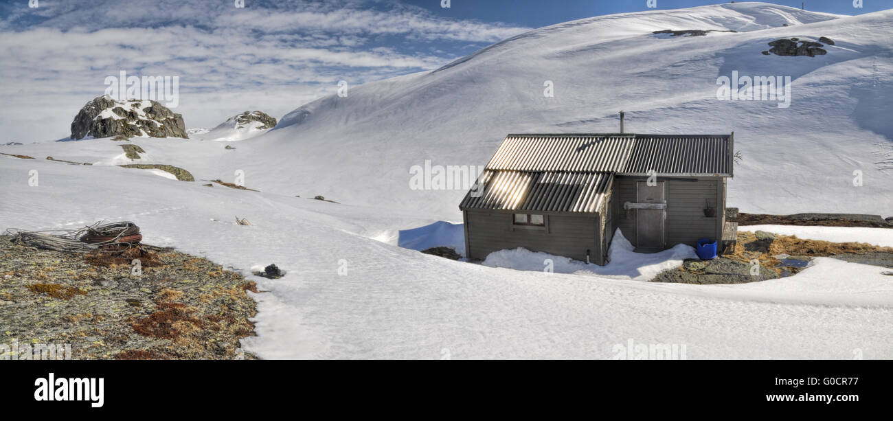 Malerische Panorama der schneebedeckten Landschaft in der Nähe von Trolltunga in Norwegen Stockfoto