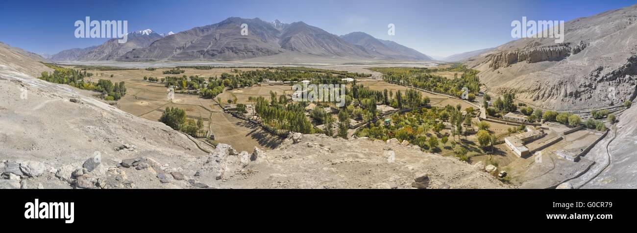 Malerische Panorama von grünen Tal auf kargen Landschaft in Tadschikistan an sonnigen Tag Stockfoto