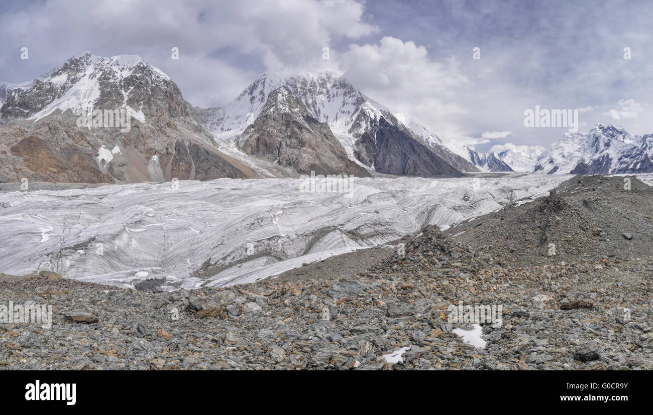 Malerischen Panorama des Engilchek-Gletschers im malerischen Tian Shan-Gebirge in Kirgisistan Stockfoto