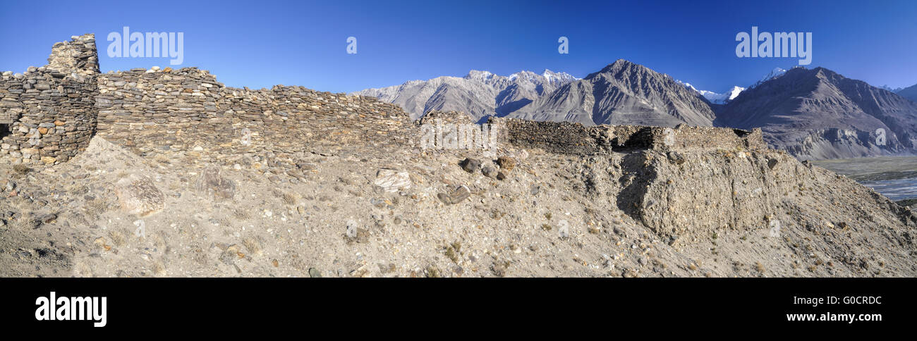 Malerische Panorama Ruinen der alten auf kargen Landschaft in Tadschikistan an sonnigen Tag Stockfoto