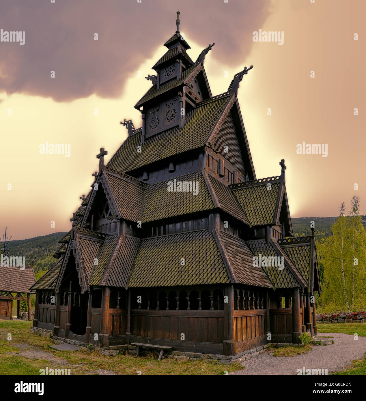 Gol-Stabkirche in Norwegen an bewölkten Tag Stockfoto