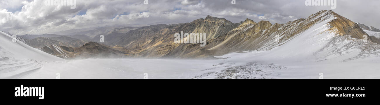 Malerische Panorama der kalten Berglandschaft des Pamir-Gebirges in Tadschikistan Stockfoto