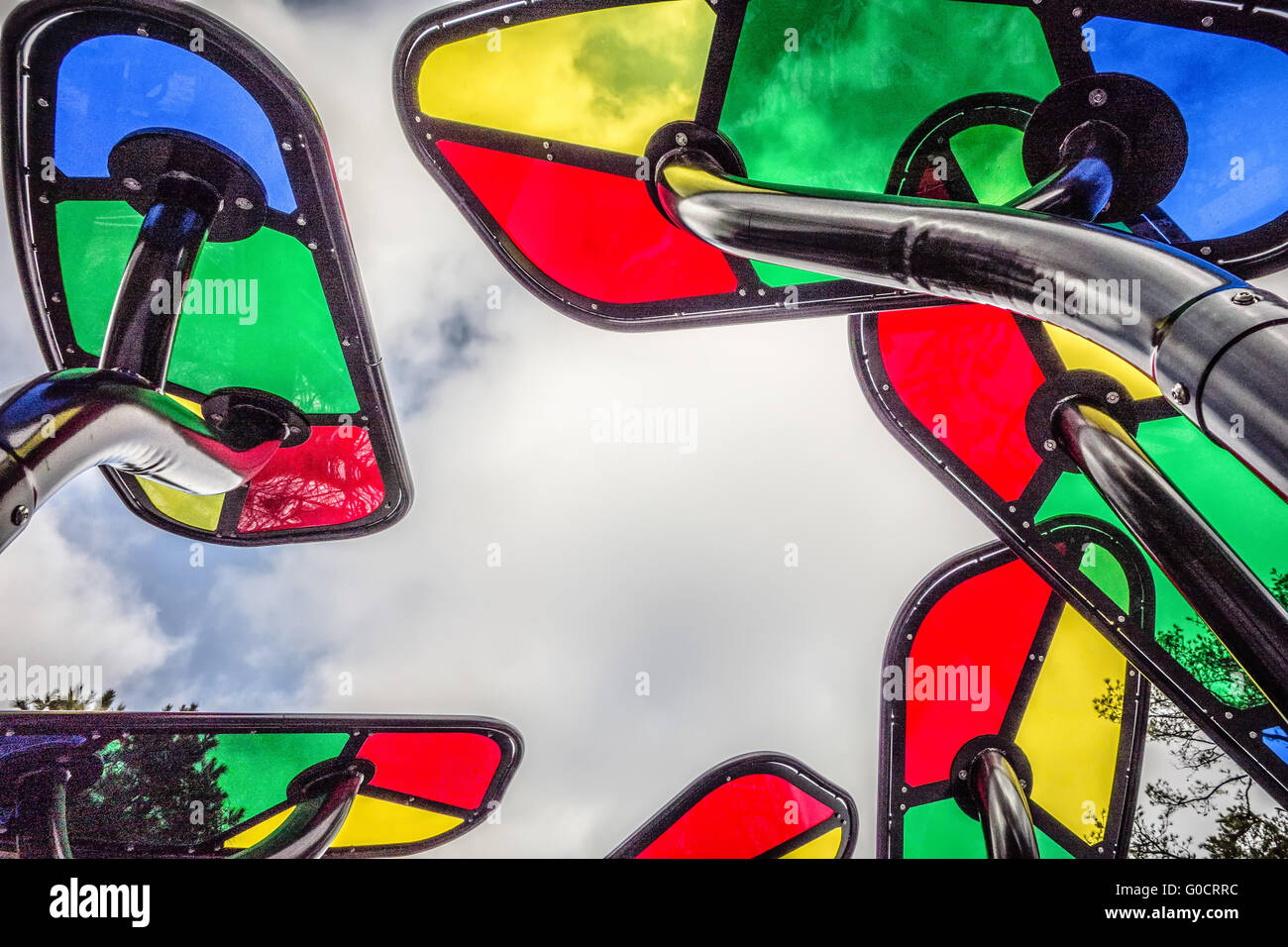 bunten Spielplatz Strukturelemente mit Himmel Stockfoto