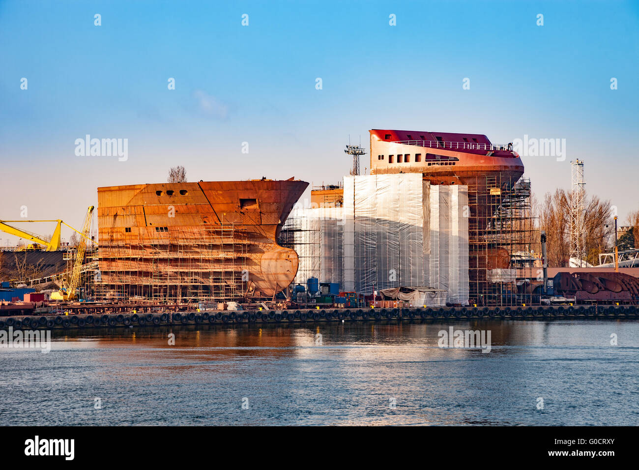 Rumpf des Schiffs zu Werft im Bau. Stockfoto