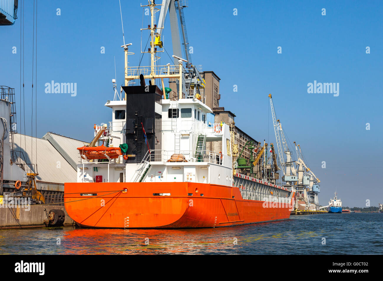 Transportieren Sie laden Ladung im Hafen von Danzig, Polen. Stockfoto
