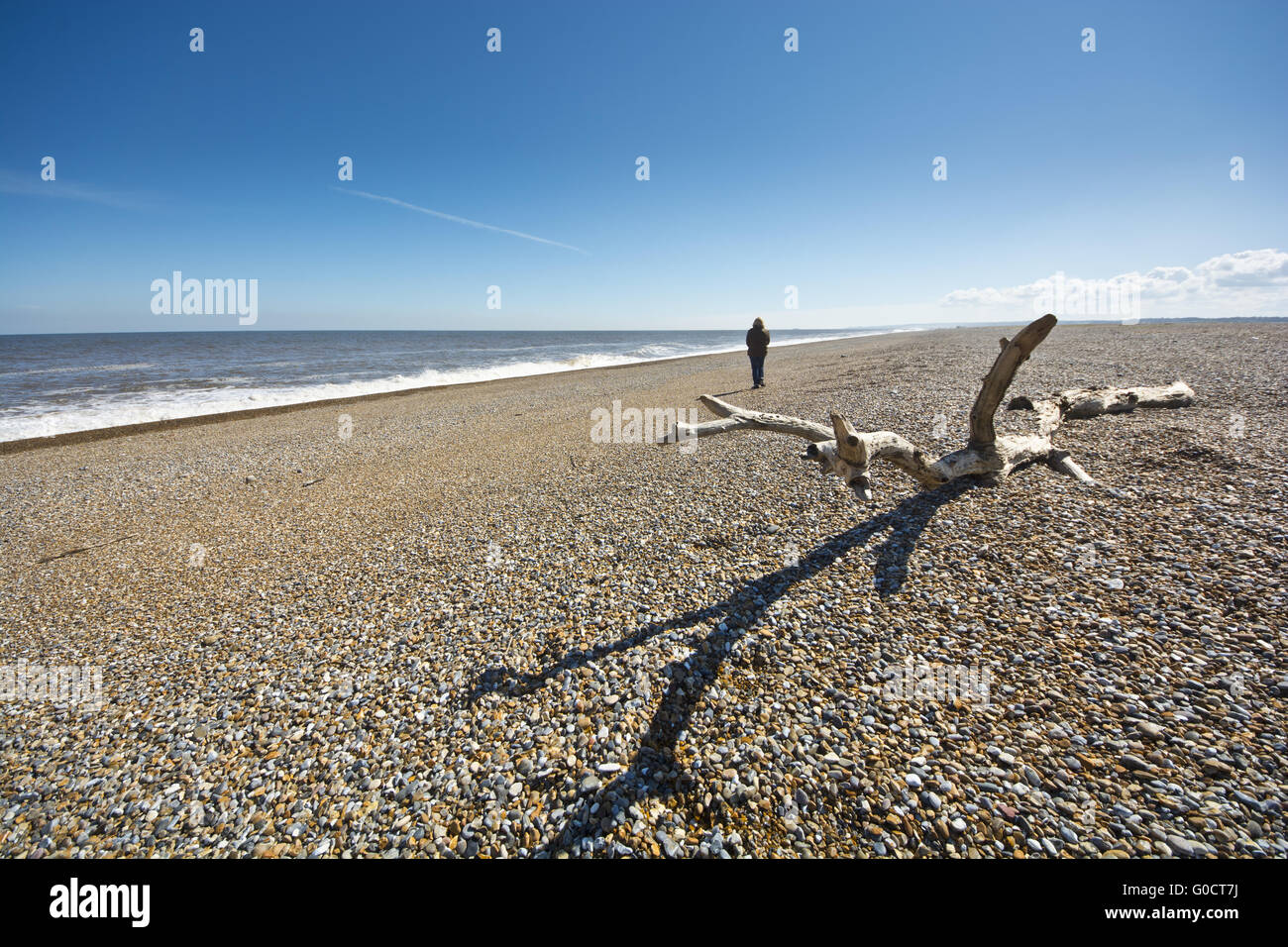 einsame Frau am Strand von anonym Stockfoto